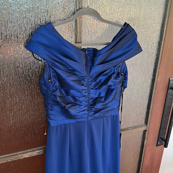 Tadashi Shoji BENZ PLEATED PORTRAIT COLLAR GOWN in blue size large. NWT - Picture 12 of 12